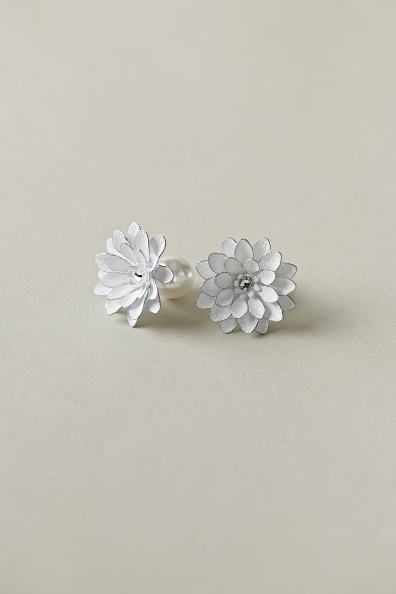 ダリアのピアス- 花びら一枚一枚に七宝焼を施した上品な一品 P153 ダリアのピアス- 花びら一枚一枚に七宝焼を施した上品な一品